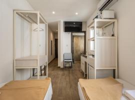 Studio 44 with twin beds & kitchenette at the new Olo living、パーチャビルのゲストハウス