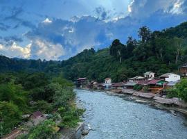 JUNGLE LIFE GUEST HOUSE - Trekking & Transport Only Book With Us, hotel v destinaci Bukit Lawang
