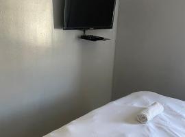 Stay Inn Lodge Boksburg: Boksburg şehrinde bir hostel