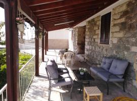 Traditional house in pelendri, hotel dengan parkir di Limassol