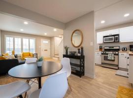 Chic Royal Oak Condo near Beaumont 2BD/1BA, hotel v destinaci Royal Oak