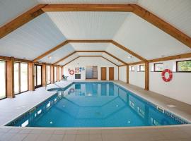 Green Acres Cottages, hotel with pools in Par