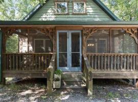 Walking Bear Cabin A peaceful cabin near TIEC with games and fire pit, hotel i Tryon