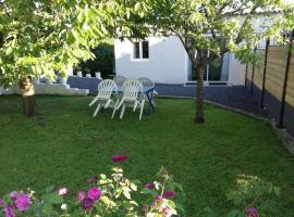 Logement cosy avec jardin privatif, hotel in Bagnères-de-Bigorre