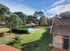 Charmante Maison dans Les Landes x 10 avec piscine et salle d escalade, hotel u gradu Lue