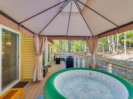 Forest-View Poconos Cabin with Hot Tub!, hotel en East Stroudsburg