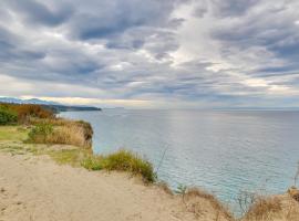 Oceanfront Port Angeles Home with Mountain View!, spaahotell sihtkohas Port Angeles