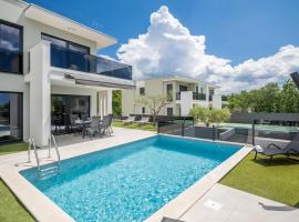 Modern villa Lucia with outdoor pool in Umag, hotel na may parking sa Babići