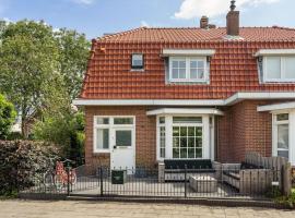 Gezinswoning met gratis parkeren, vacation home in Delft