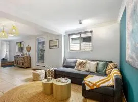 Quaint and Cosy - 200m to Vibrant Moffat Beach