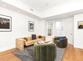 Luxurious 5 BR Townhouse, hotell i New York