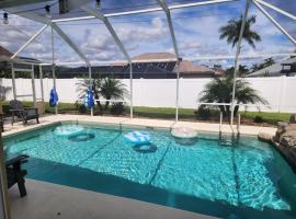 Casa in The Cove, casa de campo em Cape Coral