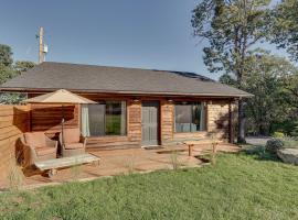 On-Site Winery and Tasting Room Oregon Bungalow!, bangal&ocirc; em Central Point