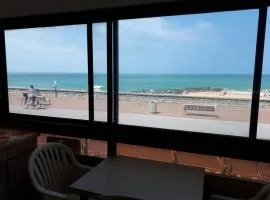 FACE à LA PLAGE CENTRALE POUR CET AGRÉABLE T2