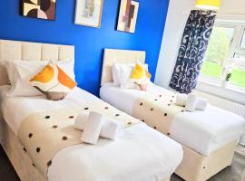 1 Bed Central Serviced Accommodation with Balcony in Stevenage Free WIFI by Stay Local Home Welcome Contractors Business Travellers Families，斯蒂夫尼奇的公寓