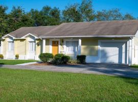 32 Sunny Retreat With Fenced Yard And Garage, hotel in Deltona