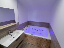 Jolie maison en pierre esprit chalet avec Jacuzzi, lággjaldahótel í Serdinya