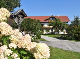 Ferienwohnung beim Hainz, hotel v destinaci Dietramszell