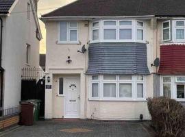 Modern 3 Bed House, hotell i Dagenham