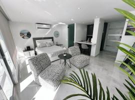 Ocean Front Coral Luxury Apartment, alojamiento en la playa en San Juan
