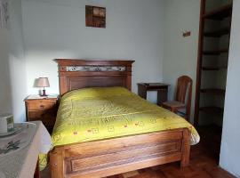 Cómoda habitación con baño privado, cheap hotel in Sucre