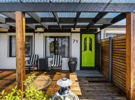 Inverloch' s Lime Green Door - Linen, Wifi, Pet Friendly