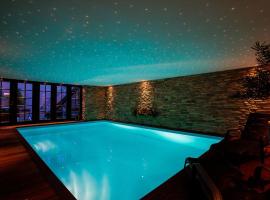 Unique holiday home with starry sky pool, appartement in Culemborg