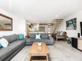 11 James Cook Apartments - w. pool & beach access