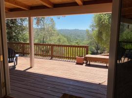 Peaceful & secluded, yet close to town., Hotel in Mariposa