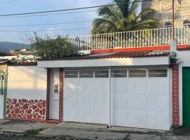 comfortable and spacious house with garage, hôtel avec parking à Amatitlán