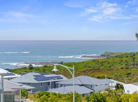 Seaside Bliss with Ocean Views, hotel din Catherine Hill Bay