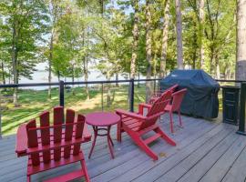 Higgins Lake Vacation Rental with Lake Views and Deck!, hotel with parking in Roscommon