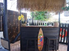 Luxury 4 Bedroom Home with Pool & Games Room Bar, hotel v destinaci Bargara