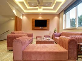 Euphoria Luxury Villa - 5BHK - Private Pool - Jacuzzi, Baga, hôtel pour les familles à Baga
