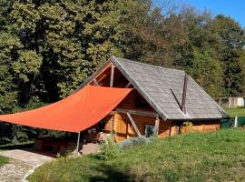 Wood Cabin Hillside Retreat, tradicionalna kućica u Banja Luci