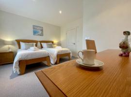 Cosy room with golf & the beach on your doorstep!, hotel di Mawgan Porth