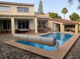 Semi-detached house with private pool, hotel in Bernia