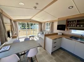 The Malt Van - Beautiful, luxury static caravan, готель у місті Аберлор