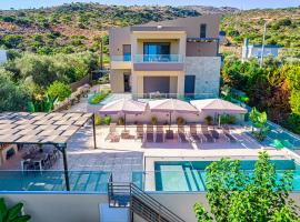 Chris and Stratos villa with private ecologic pool and kid's playground!, feriehus i Mourniaí