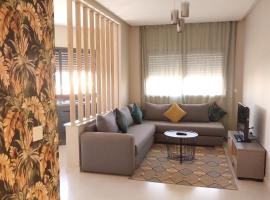 Beautiful apartment next to airport Mohamed V, hotel s parkiralištem u gradu 'Derroua'