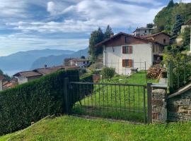 Casa Savina - stupenda vista lago e monti อพาร์ตเมนต์ในPlesio