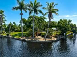 Waterfront! Oversize Corner Yard, Dock w/lift, Hot Tub & Pool - Villa Tropical Calusa - Roelens