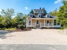 Beautiful 5BR, 3.5BA Cape Cod Home with Park View, cheap hotel in Annandale