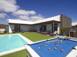 Luxury Los Mojones Villa - Short Walk to Old Town - Private Heated Pool - Villa Los Mojones Angie - Puerto Del Carmen، فندق في تياس