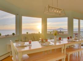 Oceanfront Kenai Villa with Fireplace and Deck, hotel a Kenai