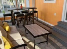 Flamingo Tiny Home, Hotel in Sarasota