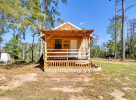 Quaint Abbeville Cabin Studio with Gas Grill!, מלון עם חניה בAbbeville