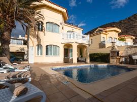 Villa Faya Ocean View With Private Pool, sumarbústaður í Los Cristianos