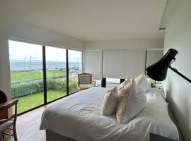 Spacious and Cozy Home with Ocean Views: Lifford şehrinde bir otoparklı otel
