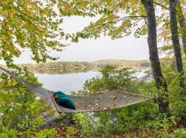 Kennebunk Pond Waterfront Lyman Home with Deck, Dock, hotel met parkeren in Spang Mills